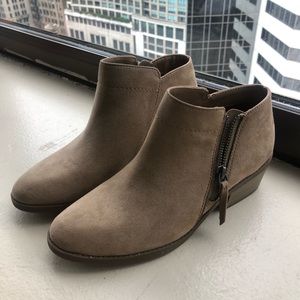 Light brown suede boots, short heel